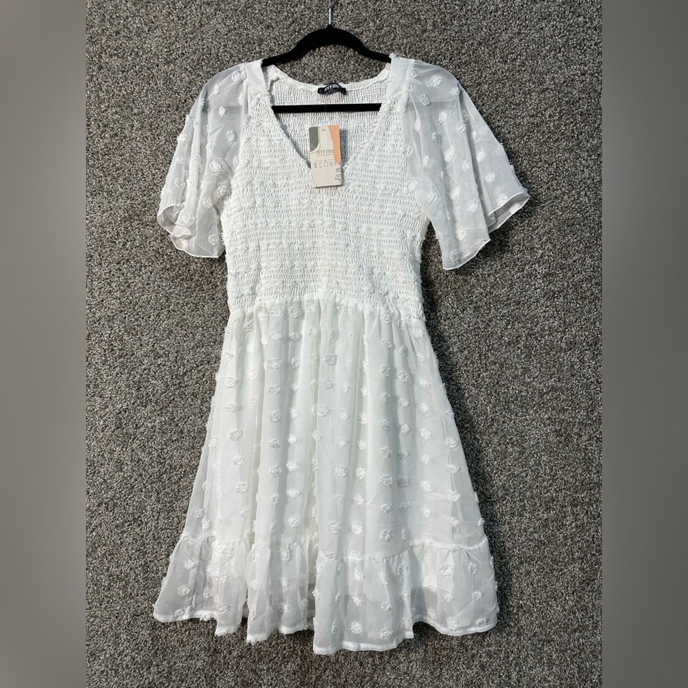 NWT Short Sleeve Smocked Swiss Dot Dress Size Medium - Picture 4 of 6